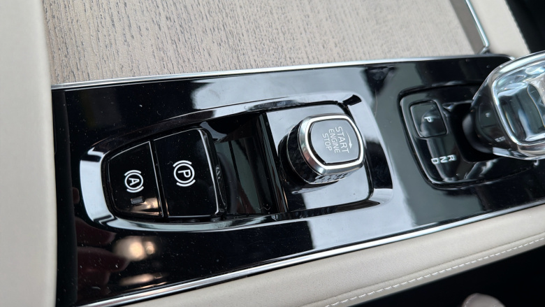 Volvo XC90 2.0 T8 PHEV Ultra Dark 5dr AWD Geartronic Estate